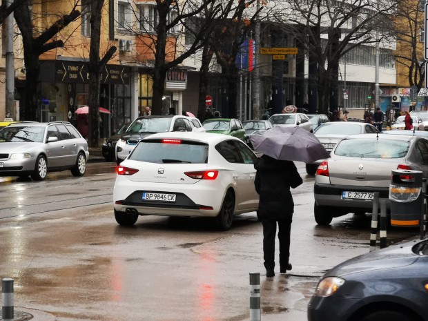 Автомобил с врачанска регистрация блокира движението по бул. Александър Стамболийски