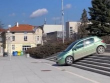 Шофьор от Панагюрище изуми с нестандартното място за шофиране
