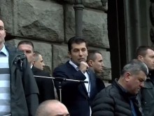 Кирил Петков при протестиращите: Тук съм, за да чуя вашите критики
