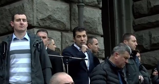 Премиерът Кирил Петков бе освиркан от протестиращите срещу ковид мерките