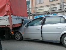 Автомобил се вряза в камион. Минувачи: Сигурно снимат филм