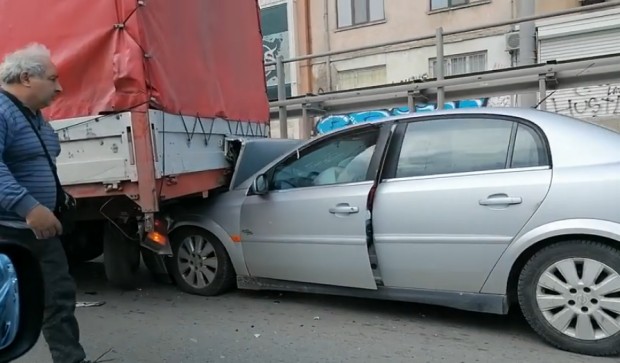 Автомобил се вряза в камион в центъра на София научи
