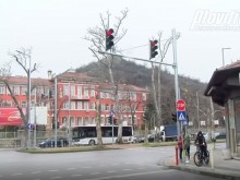 Кошмар по "Гладстон"! Червеното свети 2.30 минути, зеленото - само 27 секунди!