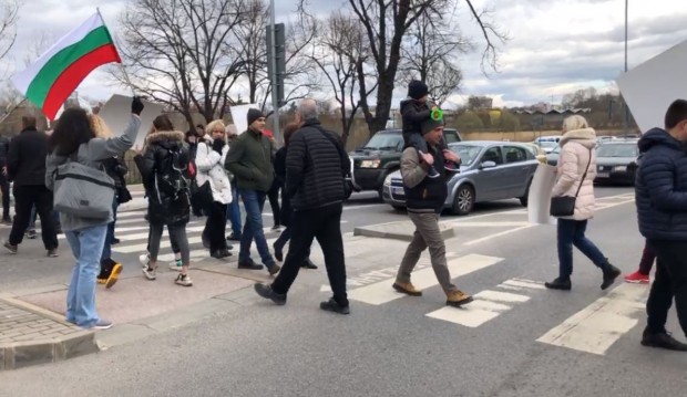 Протестиращите от Белащица блокираха кръговото кръстовище при Водната палата, предаде