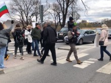 Протестиращи по нестандартен начин спряха движението по булевард в Пловдив