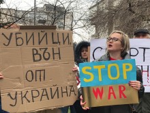 Украинци, руснаци и българи на бунт пред руското консулство във Варна: Смърт за Путин! Не на войната!
