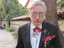 Случайни минувачи са видели Денди паднал на земята в центъра на София, отказал помощта им и си тръгнал сам