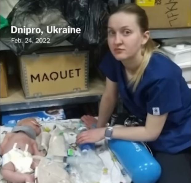 Новородените бебета от интензивното отделение в детска болница в украинския