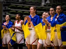 Бурни аплодисменти в Пловдив за баскетболистки, загърнати с украински знамена