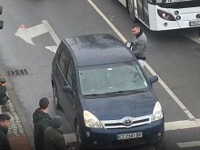 Свърши му горивото в много натоварено кръстовище в Пловдив! Младеж извади туба и започна да долива