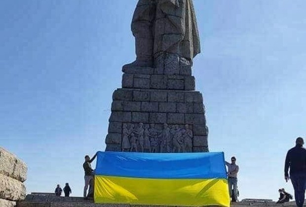 Опънаха украински флаг пред паметника на Альоша в Пловдив Призивът