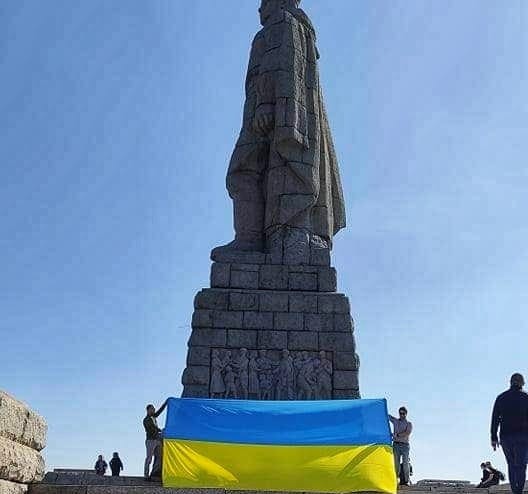 Опънаха украински флаг пред паметника на Альоша в Пловдив. Призивът