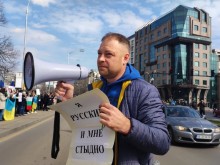 Протестиращи в центъра на Варна гориха руски паспорти и пяха патриотични песни