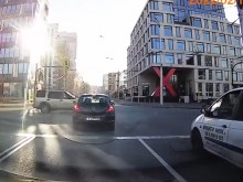 Видеорегистратор засне как шофьор се разминава на сантиметри от тежка катастрофа