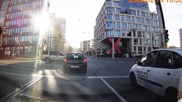 Видеорегистратор засне как шофьор се разминава на сантиметри от тежка