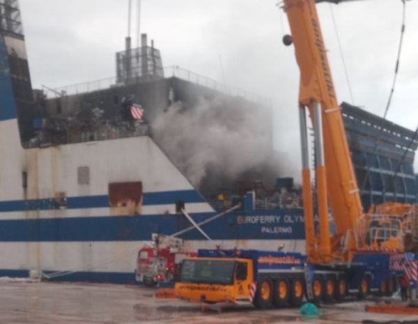 Гръцките власти продължават опитите да отворят вратата на изгорелия ферибота
