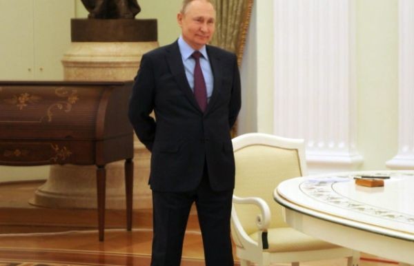Няма кой да спре Путин Той и съветниците му взимат