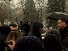 Лица на ГЕРБ бяха изгонени от протеста пред паметника на Съветската армия