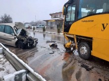 Зверска катастрофа между ученически автобус и кола, има починал