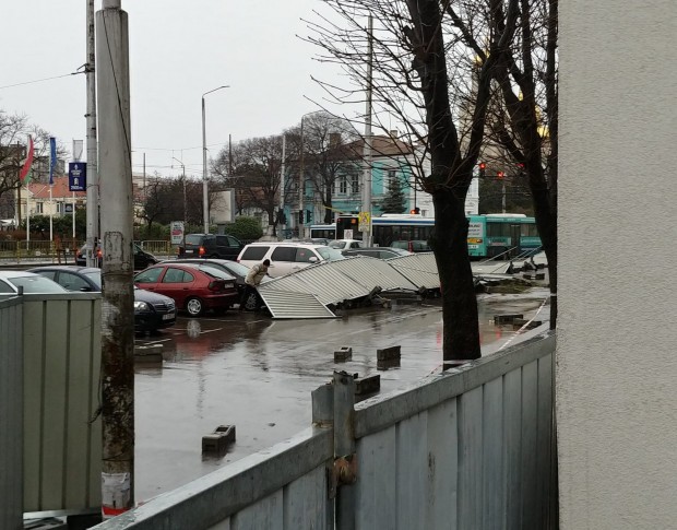 Силният вятър събори огражденията около училище Димчо Дебелянов във Варна