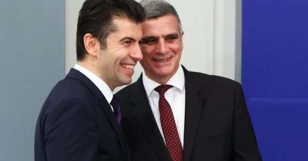 Българският министър председател Кирил Петков поиска оставката на министъра на отбраната заради меката