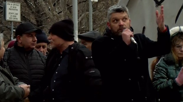 Започнаха два протеста в защита на военния министър Стефан Янев