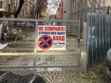 Незаконна врата на улица в центъра на Пловдив спира достъпа до частен имот