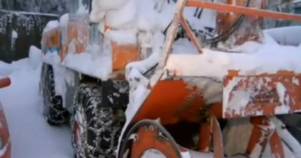 Неизвестни извършители са откраднали горивото на роторен снегорин, който се