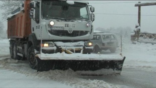 528 снегопочистващи машини обработват пътните настилки в районите със снеговалеж,