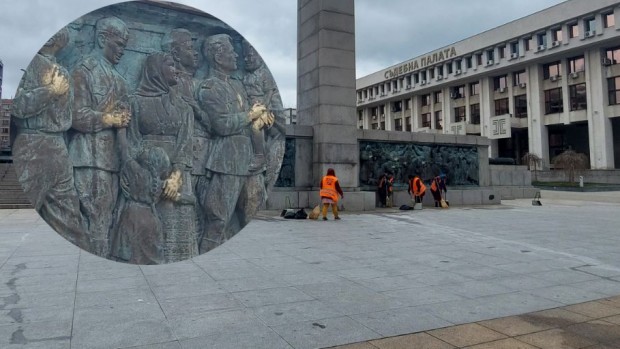 Акция по почистването на паметника на Съветската армия се проведе