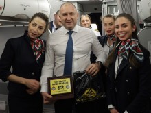 Поднесоха на президента плакет и тениска "110 години Ботев Пловдив", поканиха го на дербито
