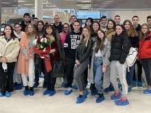 Ученици от Лиляната поканиха класната на бала