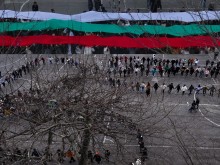 С огромен национален трибагреник и народни хора ученици отбелязаха 3-ти март
