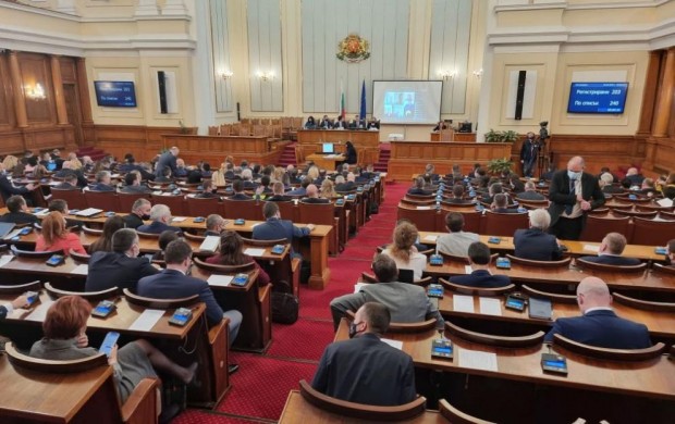 Информацията за уличени руски шпиони предизвика разнопосочни реакции в парламента.Според