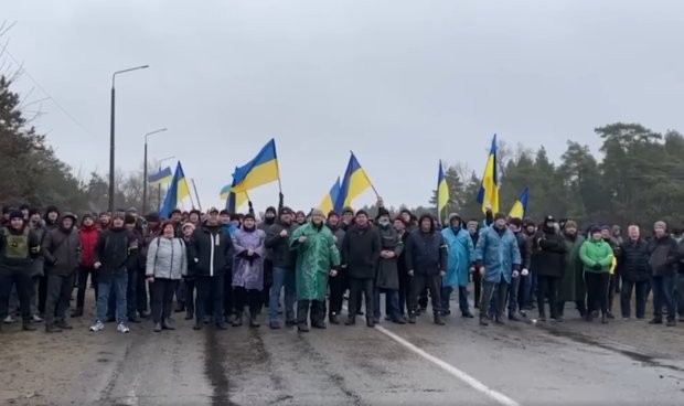 Работници и местни хора блокираха пътя за достъп до украинска