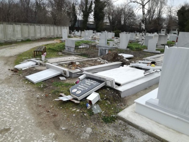 Над 100 паметни плочи са унищожени на Централни гробища в