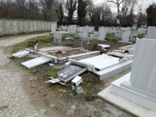Ексклузивно: Брутален вандализъм на Централни гробища в Пловдив