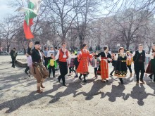Учители и ученици от училище в Пловдив отбелязаха националния ни празник в типично български стил