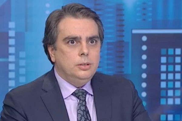 Асен Василев говори за паниката около цената на горивата