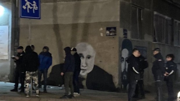 На една от централните улици в Белград се появи стенопис