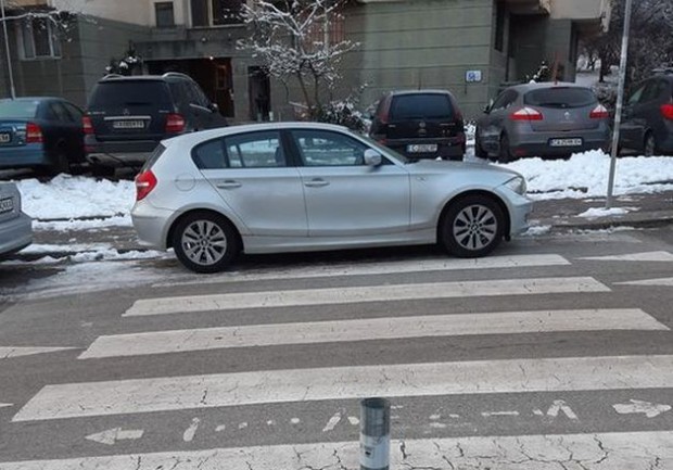 В София шофьор на автомобил реши да паркира на пешеходна