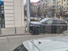 Джип се заби в стълб в София