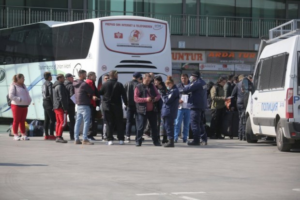 Българското министерство на външните работи организира редовни автобусни линии за