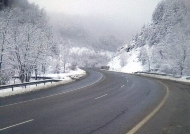 Снегорините обработват пътните настилки в районите със снеговалеж за да