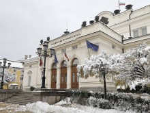 Парламентът с извънредно заседание днес