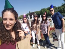 Наша фирма въведе неограничен платен отпуск, в определени дни там работят по 6 часа, търсят служители