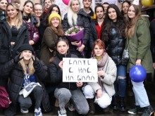 Ученици от елитна пловдивска гимназия избраха нестандартен начин за покана за бал