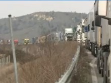 Опашки от тирове на границата - проверяват тези, които пренасят зърно