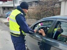 Всяка дама зад волана получи цвете по време на полицейската проверка в Раковски