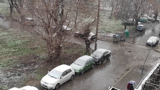 Силен сняг вали в Пловдив Температурата на въздуха тази сутрин